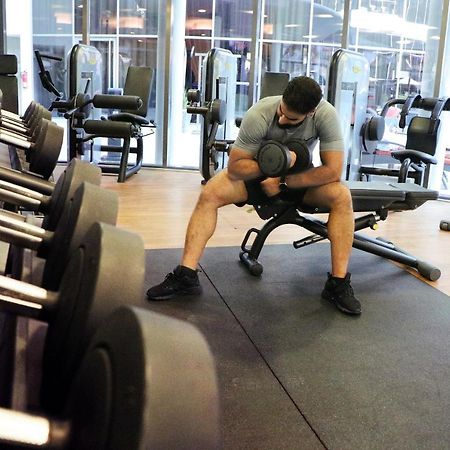 Majestic Arjaan By Rotana - Manama Aparthotel Exterior photo A man lifting weights