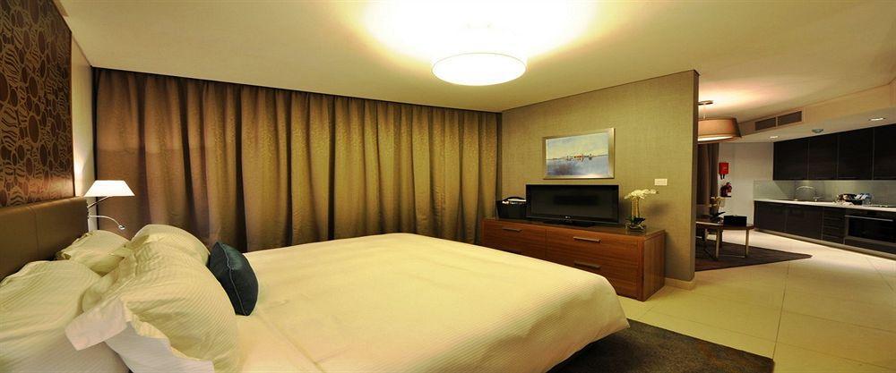 Majestic Arjaan By Rotana - Manama Aparthotel Room photo A bedroom in a hotel