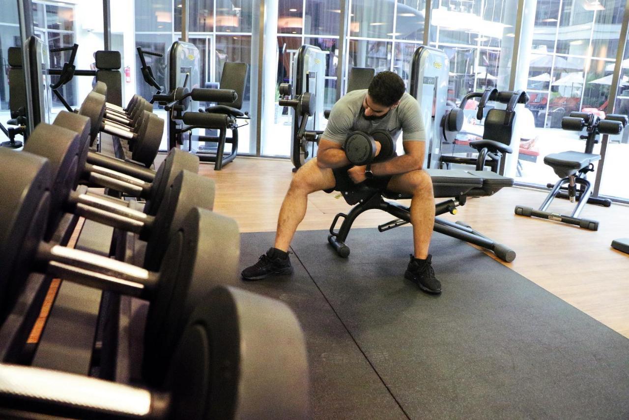 Majestic Arjaan By Rotana - Manama Aparthotel Exterior photo A man lifting weights
