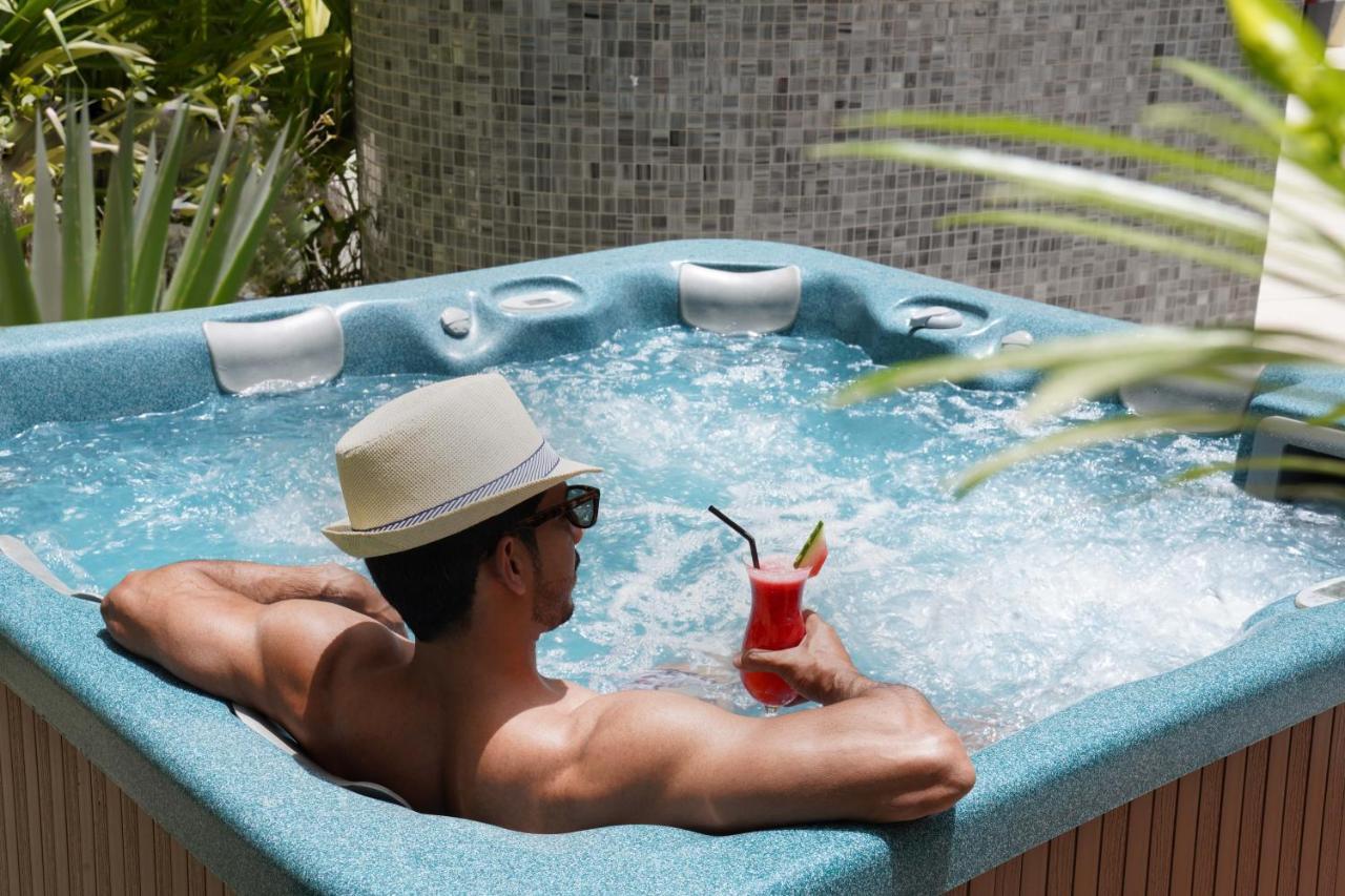 Majestic Arjaan By Rotana - Manama Aparthotel Exterior photo A man relaxing in a hot tub