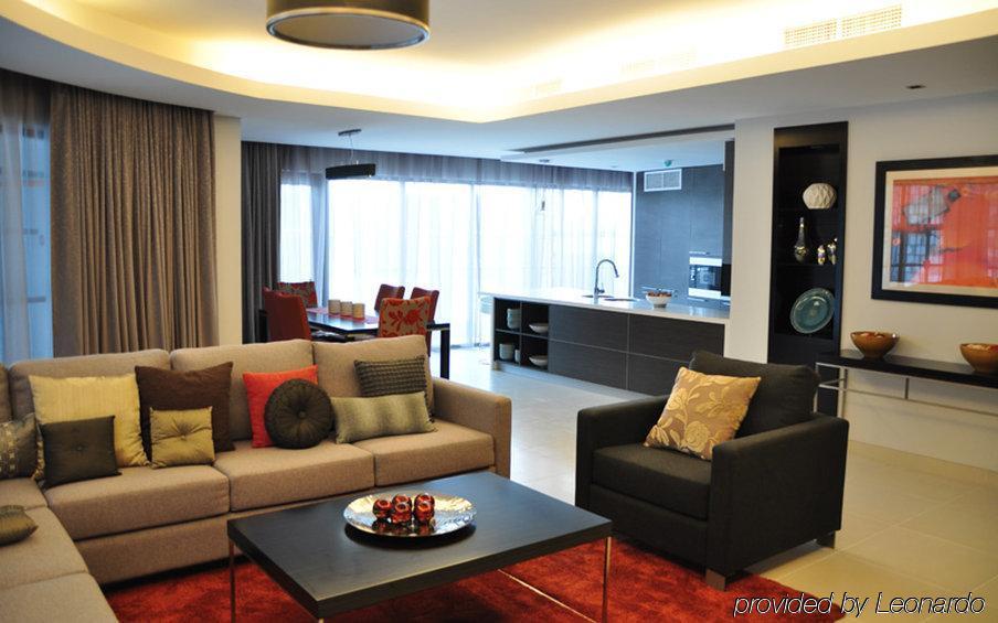 Majestic Arjaan By Rotana - Manama Aparthotel Room photo A living room in a condominium