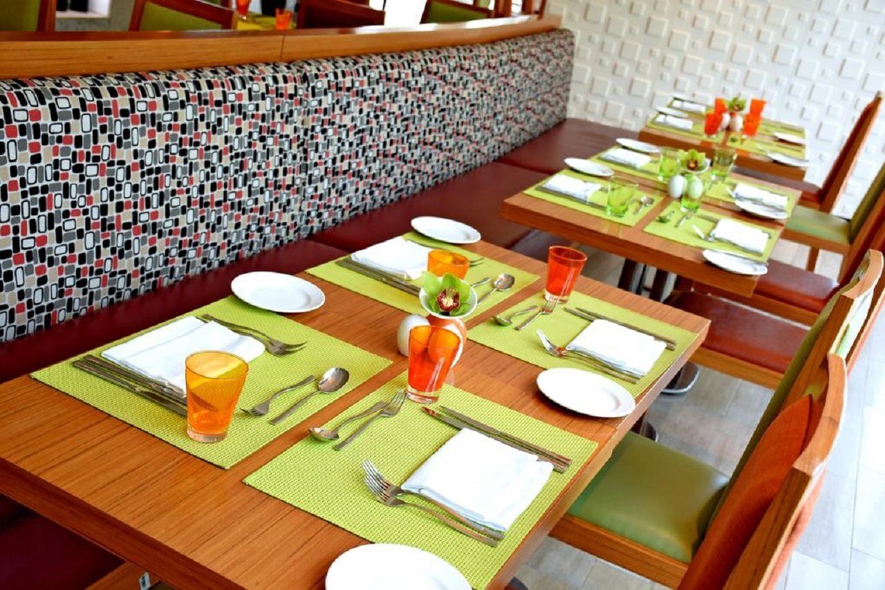 Majestic Arjaan By Rotana - Manama Aparthotel Exterior photo A place setting in a restaurant